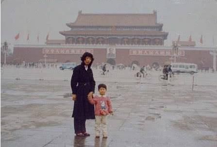 80、90年代游客在天安门城楼前的留影，岁月流失还是原来的样子