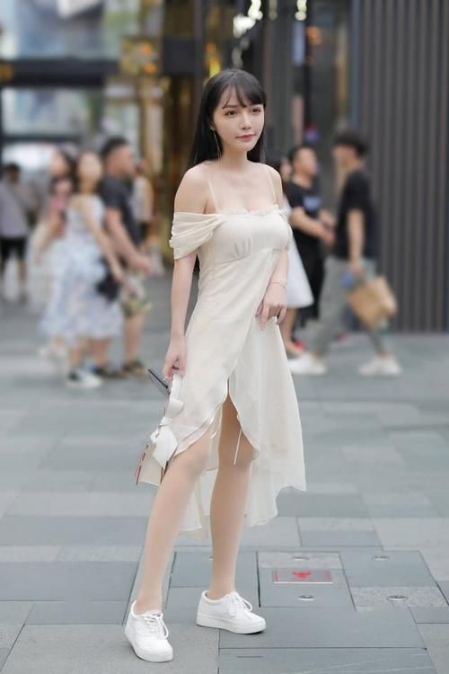  吊带长|精致街拍小姐姐，五官姣好似芭比，身材纤细似超模