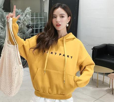 马上就到中秋，别买风衣了！今年流行穿洋气卫衣，显瘦显嫩超养眼