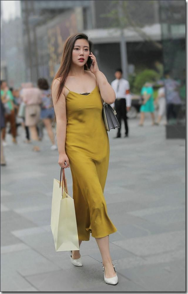 气质|街拍:一席连衣裙落落大方,小姐姐的气质把我迷住了
