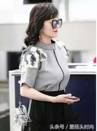 赵雅芝这么打扮真如少女，64岁像我25岁姐姐的样子，保养下了功夫