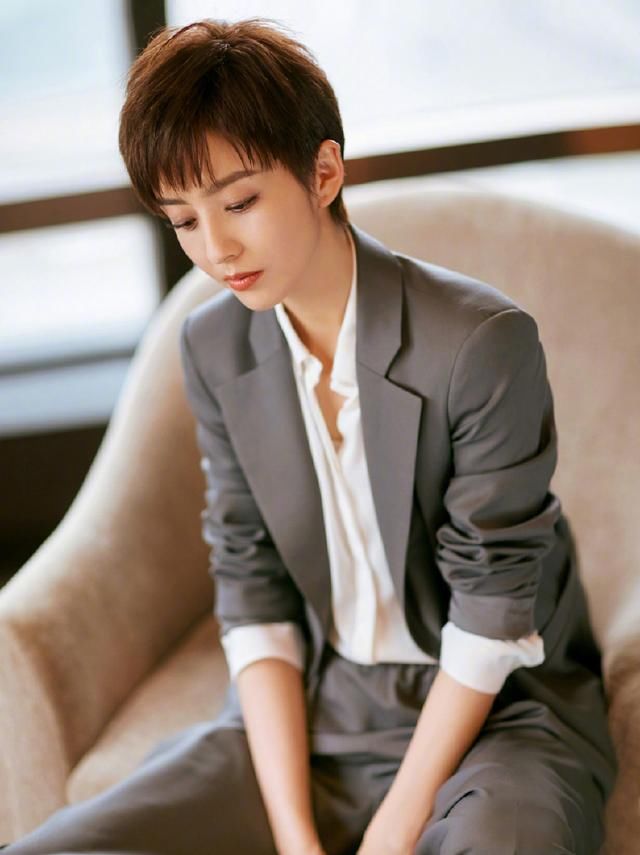 佟丽娅只是换了一款发型，气场十足，网友：这发型一般人驾驭不了