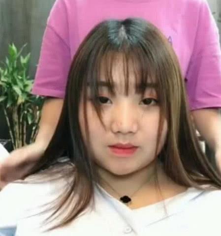 网上“大脸”女生火了，掀开刘海的那一刻，网友：心肌梗塞的感觉