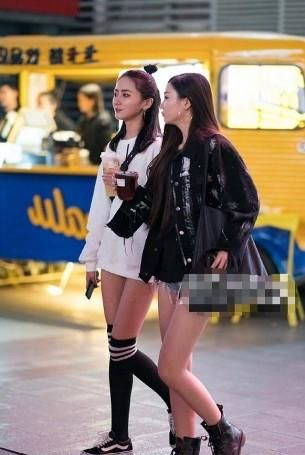 『旗袍』路人街拍,图一两位女孩的打扮简单又很显青春