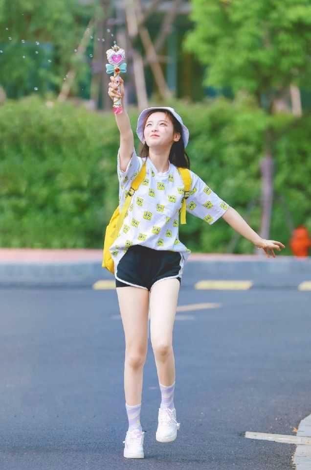 杨超越钟爱秀长腿，T恤配短裤成标配，但脚上的搭配却很减分！