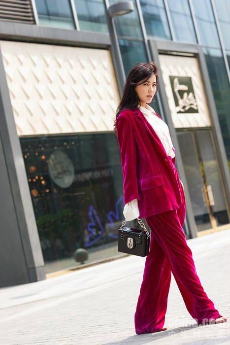 曾黎出街玩转妩媚色彩 优雅展现帅气时尚