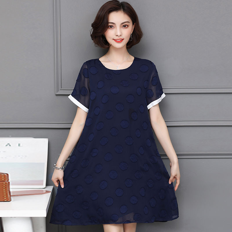 成熟女人就要穿的成熟点，性感迷人的小黑裙，散发魅力女人味