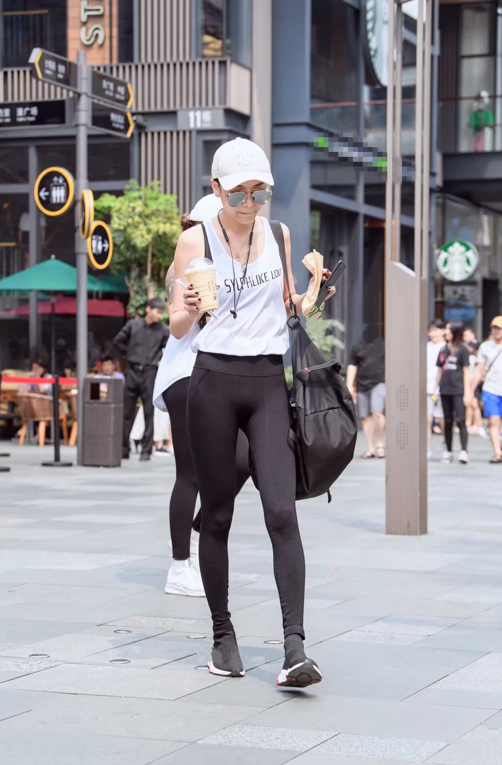 运动后的小姐姐黑色修长紧身裤，展现丰满美胸长腿，运动气息扑面