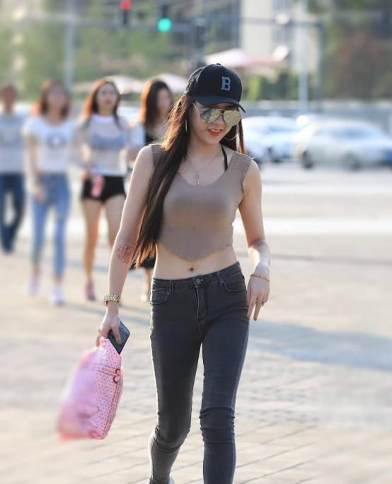  美女|时尚文艺范美女小姐姐，干练性感帅气，身姿曲线优美！