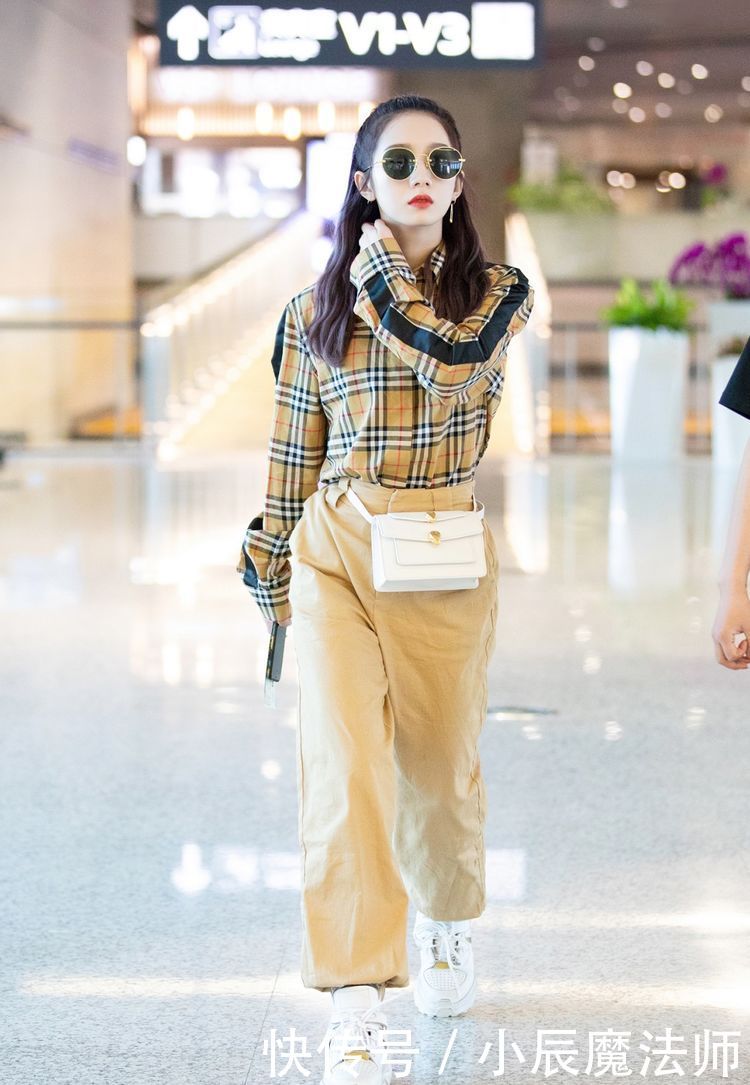 『显瘦』今春火了“工装裤+平底鞋”,时髦帅气又显瘦,明星潮人都上头了