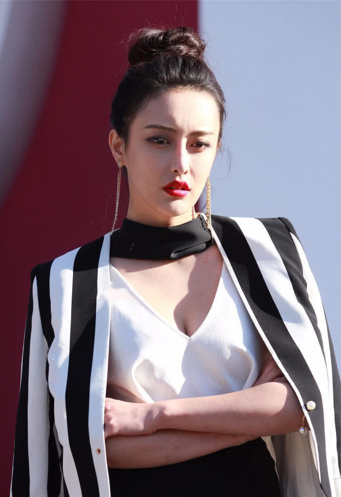 成熟御姐穿深V上衣秀出浑圆肉感的上围,劲爆的身材很有味道