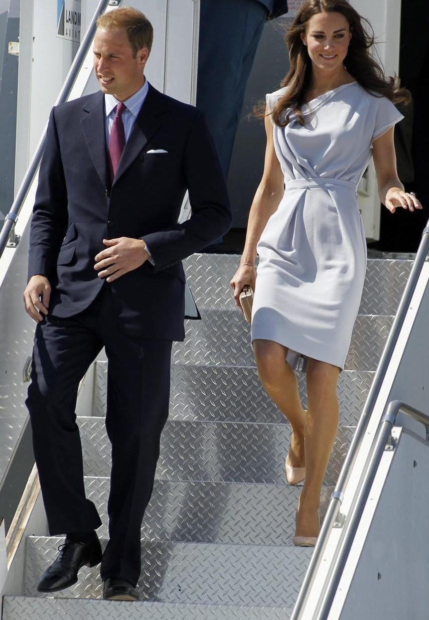 两个王妃的裙子不一样: 梅根王妃的过膝裙, 凯特王妃的露膝裙