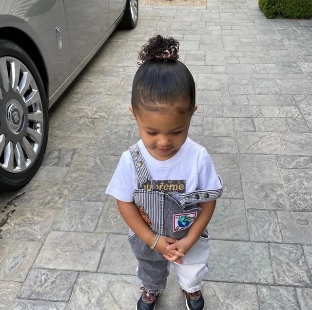  「很爽」做Travis Scott和Kylie的女儿是什么体验？Stormi:谢邀，很爽