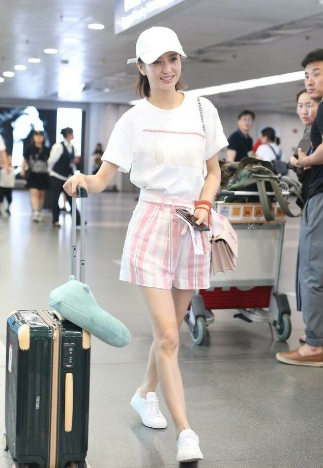 丫丫粉红条纹配白T十分减龄，素颜出镜与素颜女神王丽坤不相上下