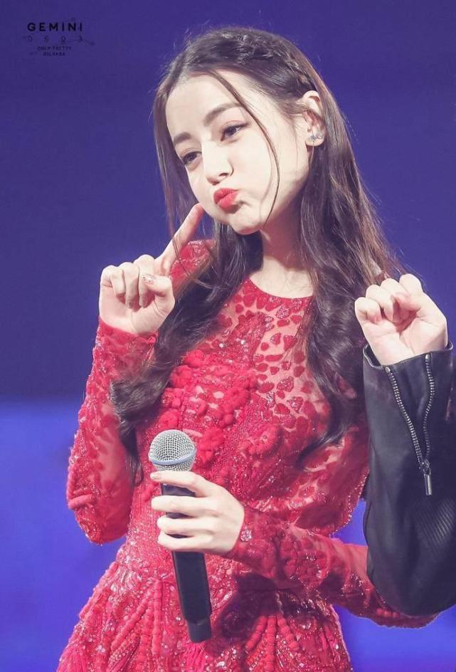 迪丽热巴一组美照：图二俏皮可爱，图三长腿尽显，图五过于性感