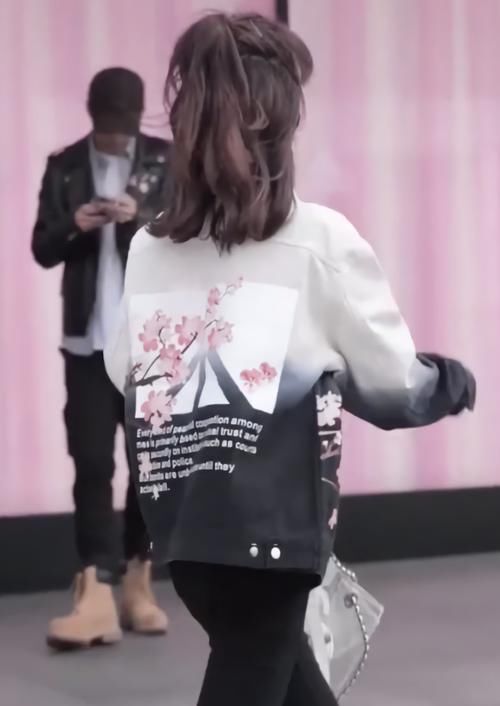  「紧身裤」小姐姐这腿是真实存在的？穿上紧身裤只有几道褶皱，细到像假腿