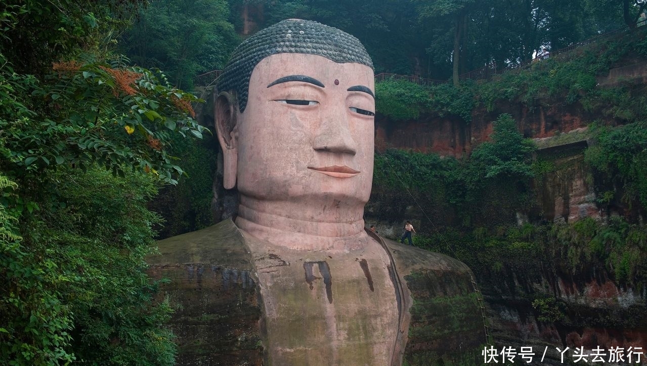 四川有个世界上最长的卧佛,长达170米,形成天为房,地是床景观