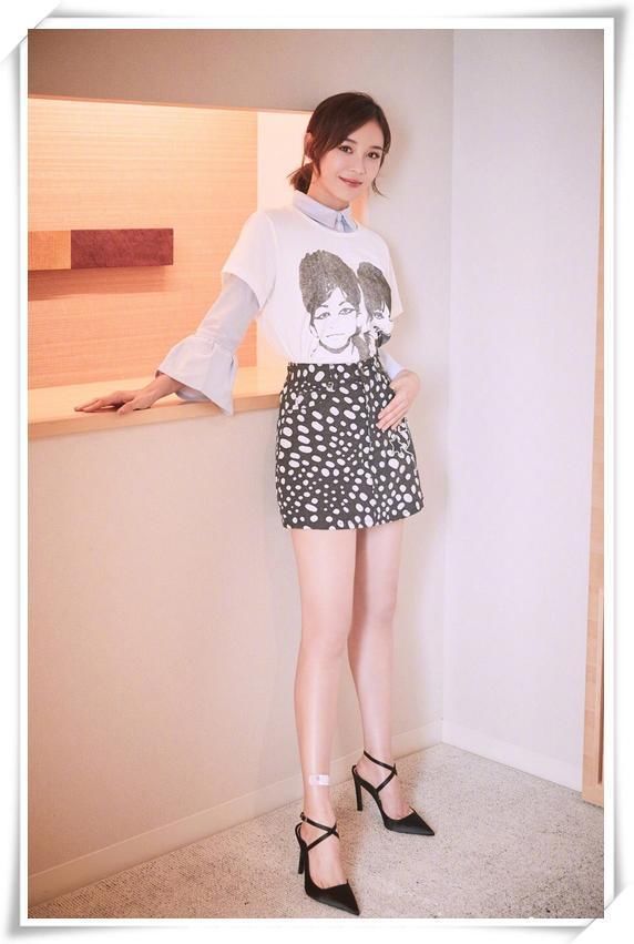 袁姗姗为博眼球，牛仔短裤上套迷你皮裤，网友:这也太撩人了吧!