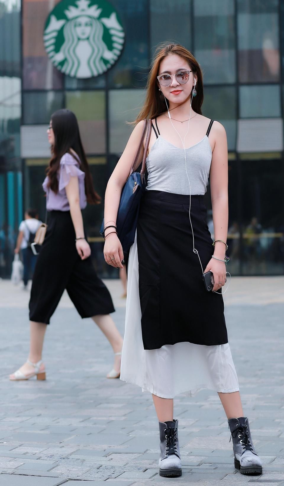 街拍美图 美女性感牛仔短裤秀出新时尚 让你瞬间变身长腿女神