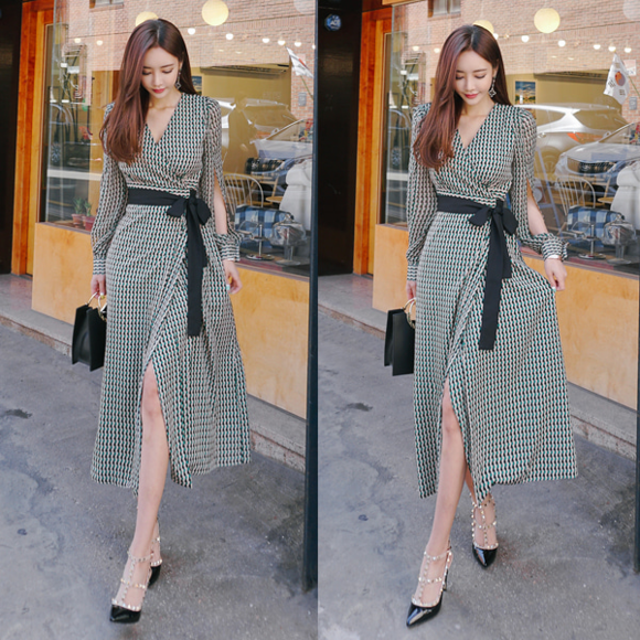 女神孙允珠，果绿流萤麻花串色丝绸长礼裙