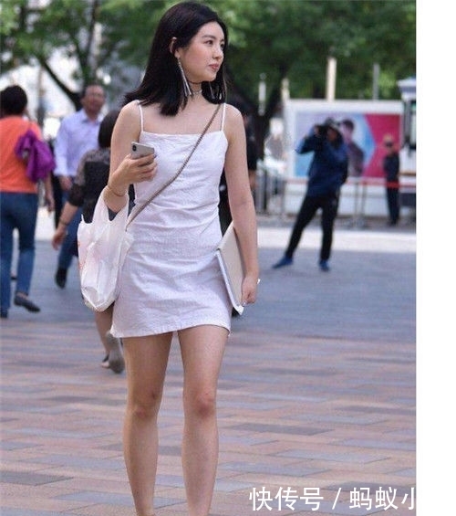  『气质』街拍：清纯的小美女，灰色百褶裙搭配黑色马甲，彰显简约的气质美