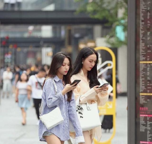  清爽：路人街拍,美女选择白色的修身T恤,简单又清爽