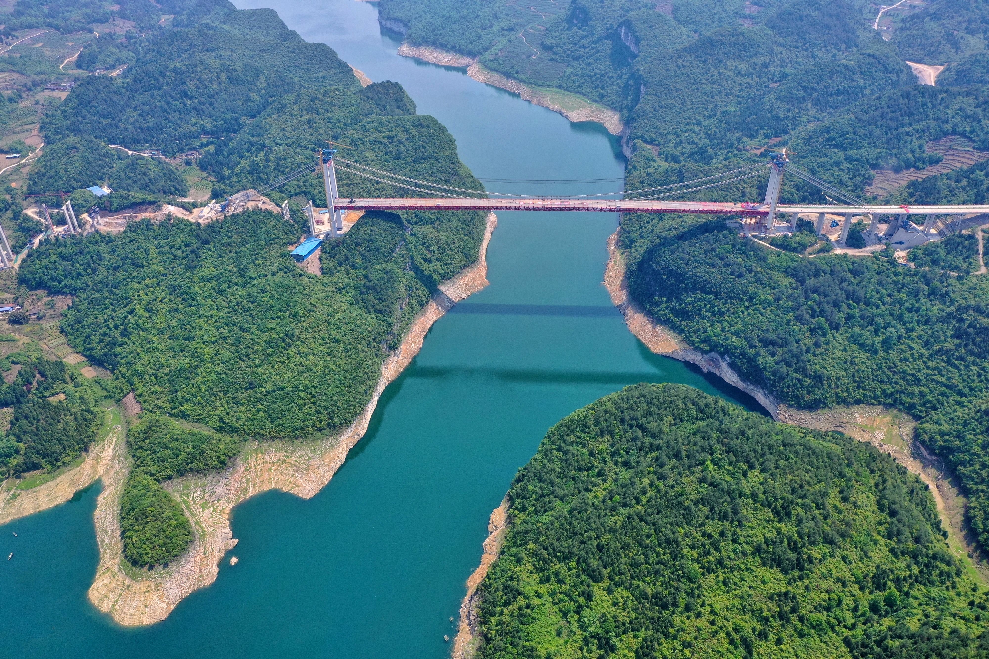  「飞龙」贵州遵余高速飞龙湖乌江大桥合龙