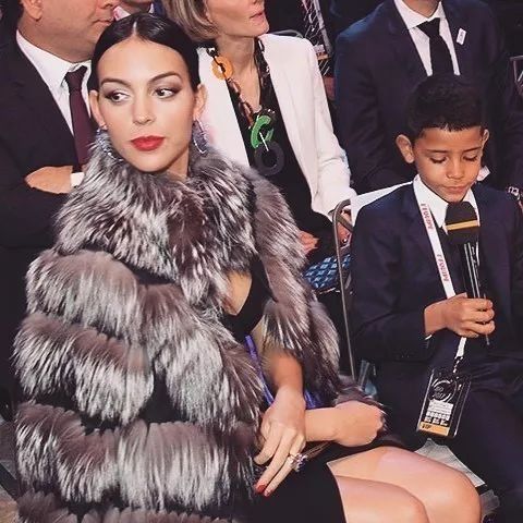 干货| 世界杯球星太太的时尚配饰课正式开课了，你认真听讲了吗?