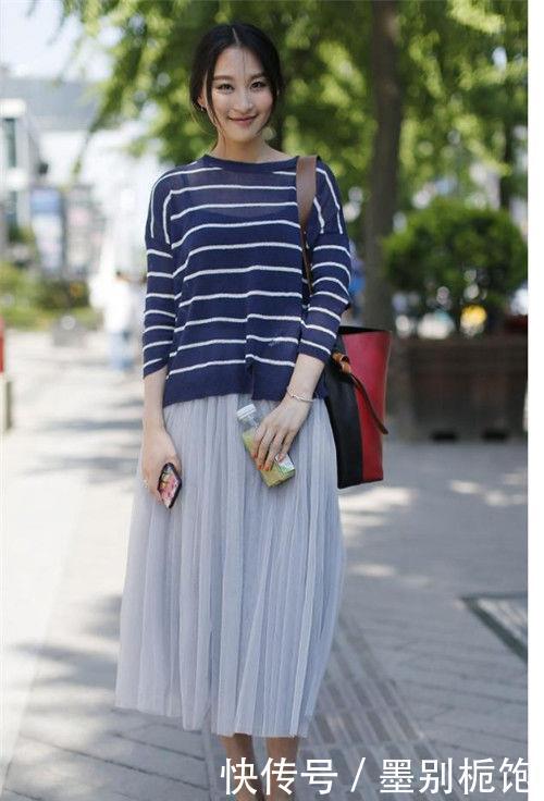 「身穿」街拍:时尚大方的小美女,身穿露肩上衣配短裙,凸显修长美腿