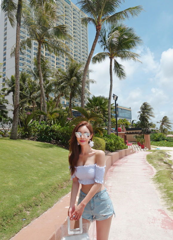 女神孙允珠，云彩烟花白茉莉梦露抹胸泳衣