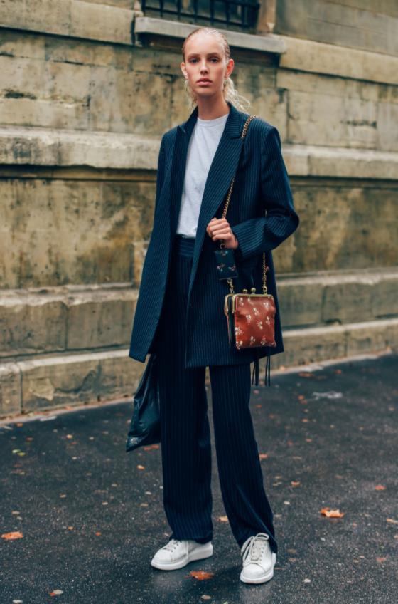 孟美岐亮相时装周,学吴谨言"充大头"却被何穗立秒?