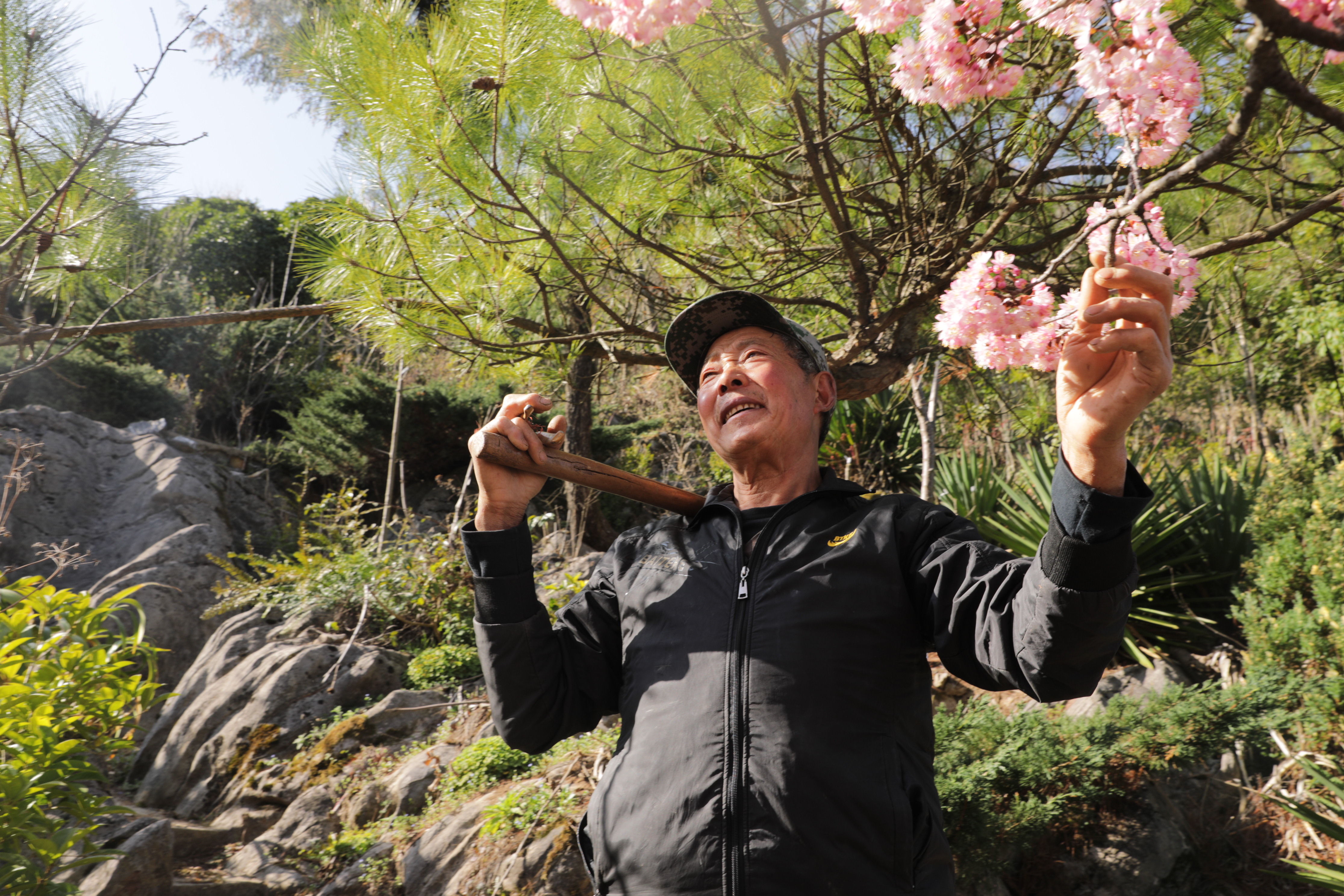  「新华社发」湖北一个家庭农场的春日战“疫”