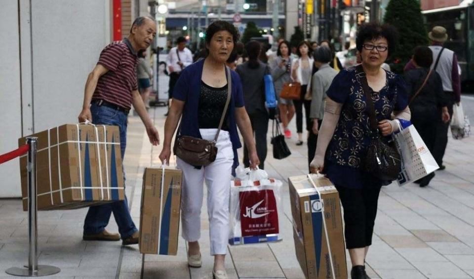 这东西在我国出口卖5毛,被包装后卖到5万,中国游客疯狂抢购