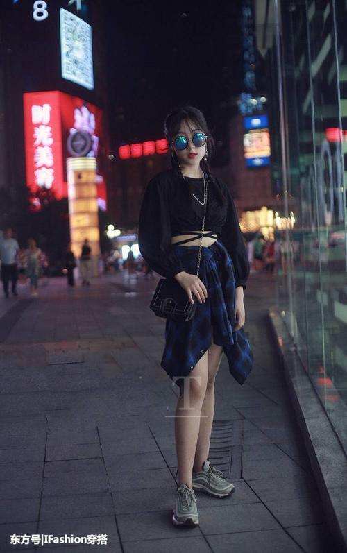 街拍：美女搭配一件绑带连衣裙，背影实在是太性感