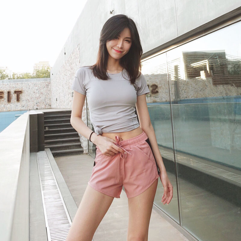 健身房的妹子真会穿,紧身健身服勾勒腰线,小露蛮腰,简直太迷人