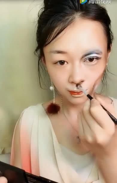 90后大妈仿妆马云，涂上粉底液后，真是傻傻分不清啊