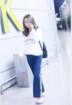 赵薇绝对不止瘦了10斤，大长腿都出来了，网友：不像42岁像22岁！