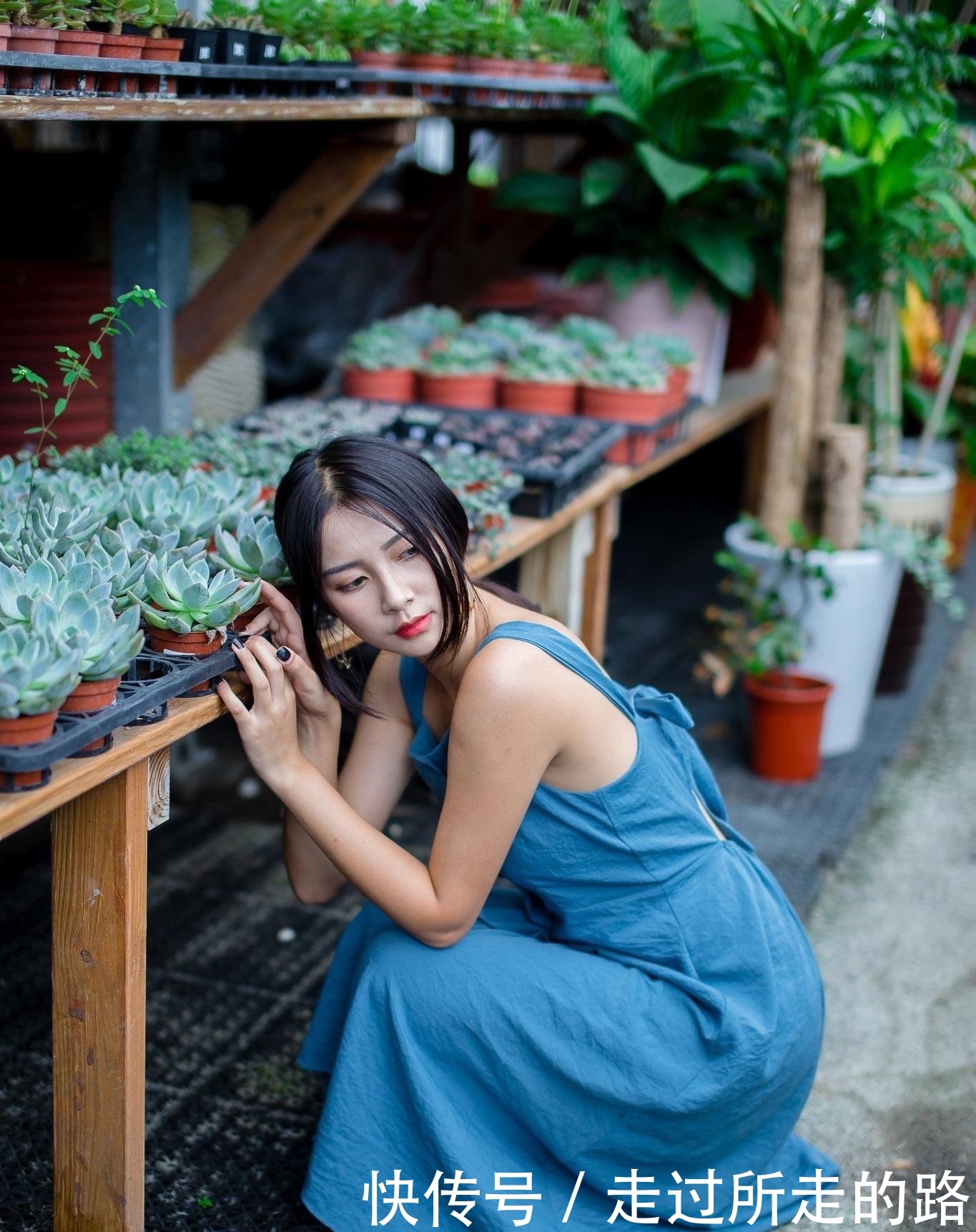  『写真』青春美少女蓝色吊带连衣裙时尚生活写真
