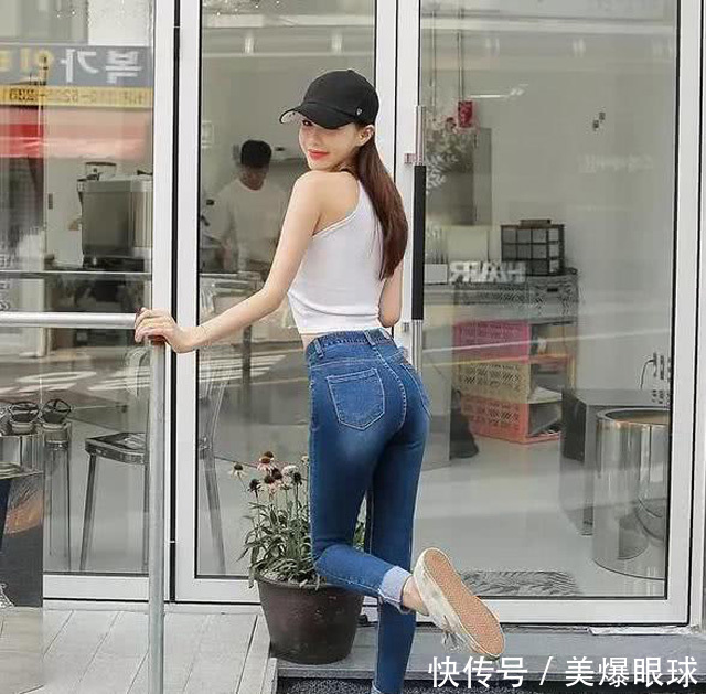 长发妹子穿紧身牛仔裤展示好身材，简单装扮便可轻松出门