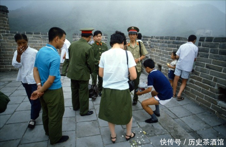 一组老照片带你看看80年代的“北上广”，街道上只有很少车辆