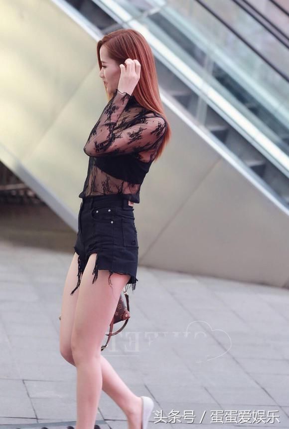 气质小姐姐镂空蕾丝上衣裹出饱满上围，柔软细腻的身材值得一看
