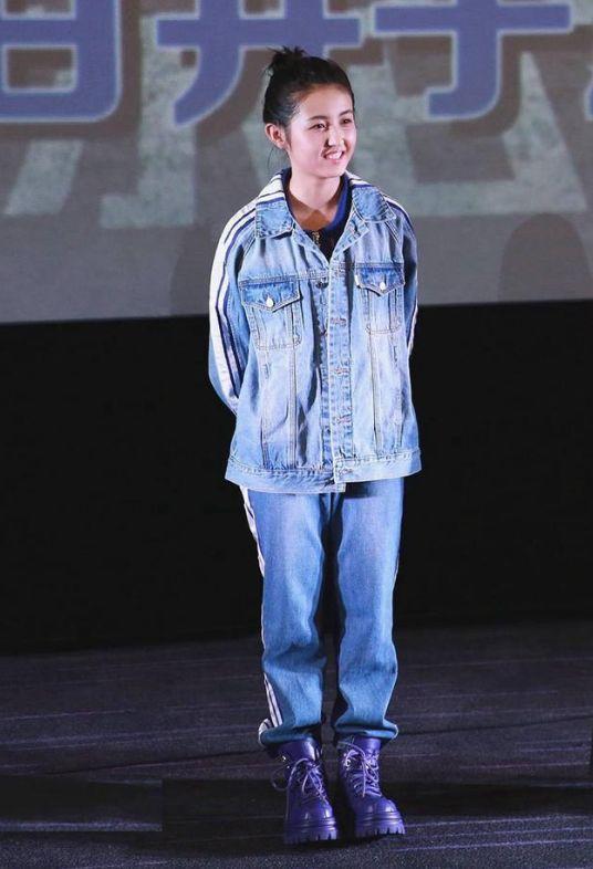 张子枫穿紫色马丁靴，看完她的腿后尴尬了，网友：换回高跟鞋吧