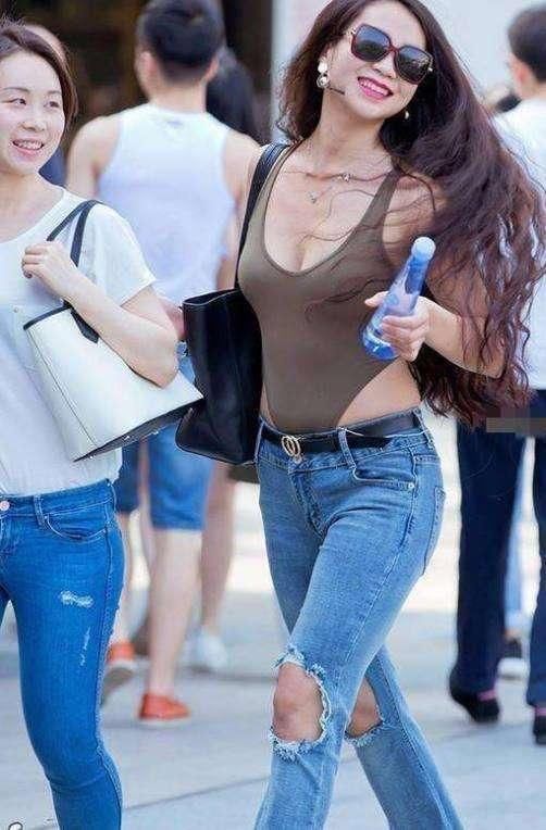 街拍: 美女超市买东西, 傲人身材引人围观