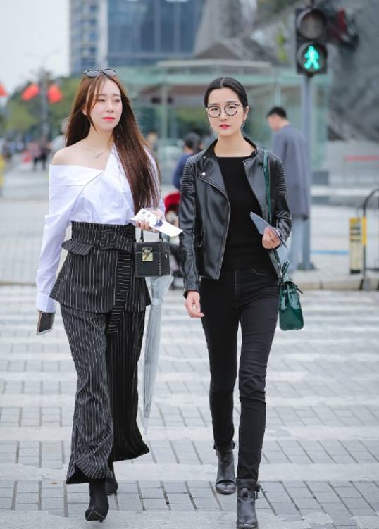 路人街拍：吊带搭配百褶裙的小姐姐，青春气息彰显在每一寸肌肤