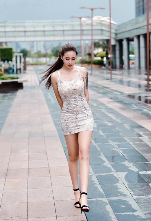 「 美女」靓丽穿搭,时尚可人!,街拍美女:身材高挑的小姐姐