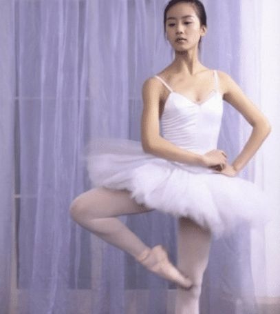 刘诗诗早年芭蕾舞照片被疯传,当她举起胳膊时