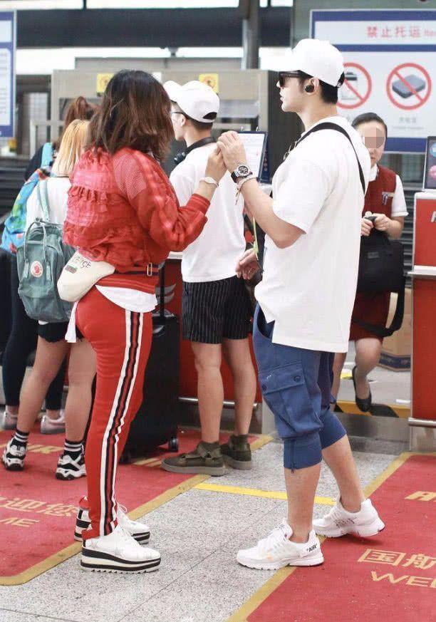 钟丽缇够了，运动裤都穿成紧身款了！网友：鞋子才是万年不变款！