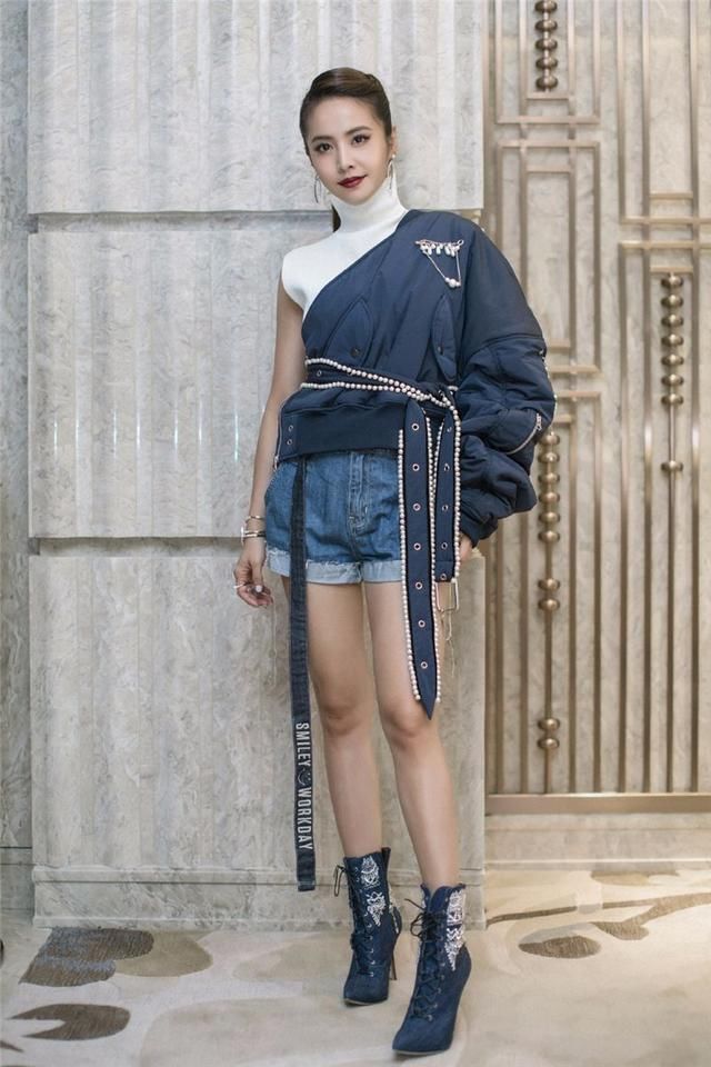 蔡依林穿印花裙现身，却配了双绑带高跟，网友：这腿勒得不难受吗