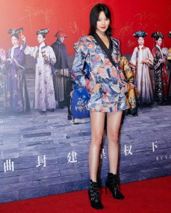 《如懿传》见面会众嫔妃比美，周迅优雅董洁大气，张钧甯气质出众