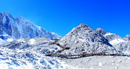 为什么同样是雪山，玉龙雪山加吃饭才700多块，而珠峰却高达30万